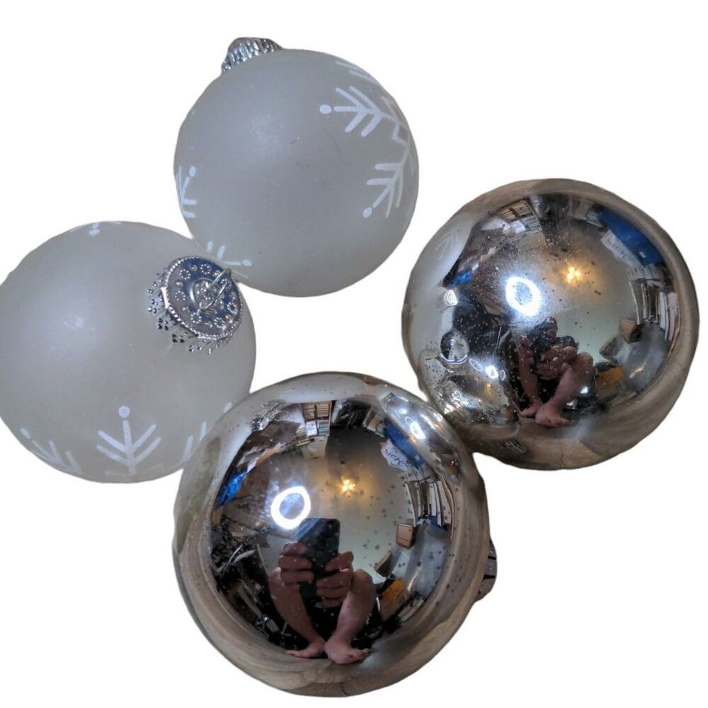 VTG 4 Pc G&D Glass Christmas Ornament Lot Silver x2 Frosted SNOWFLAKE x2 3"